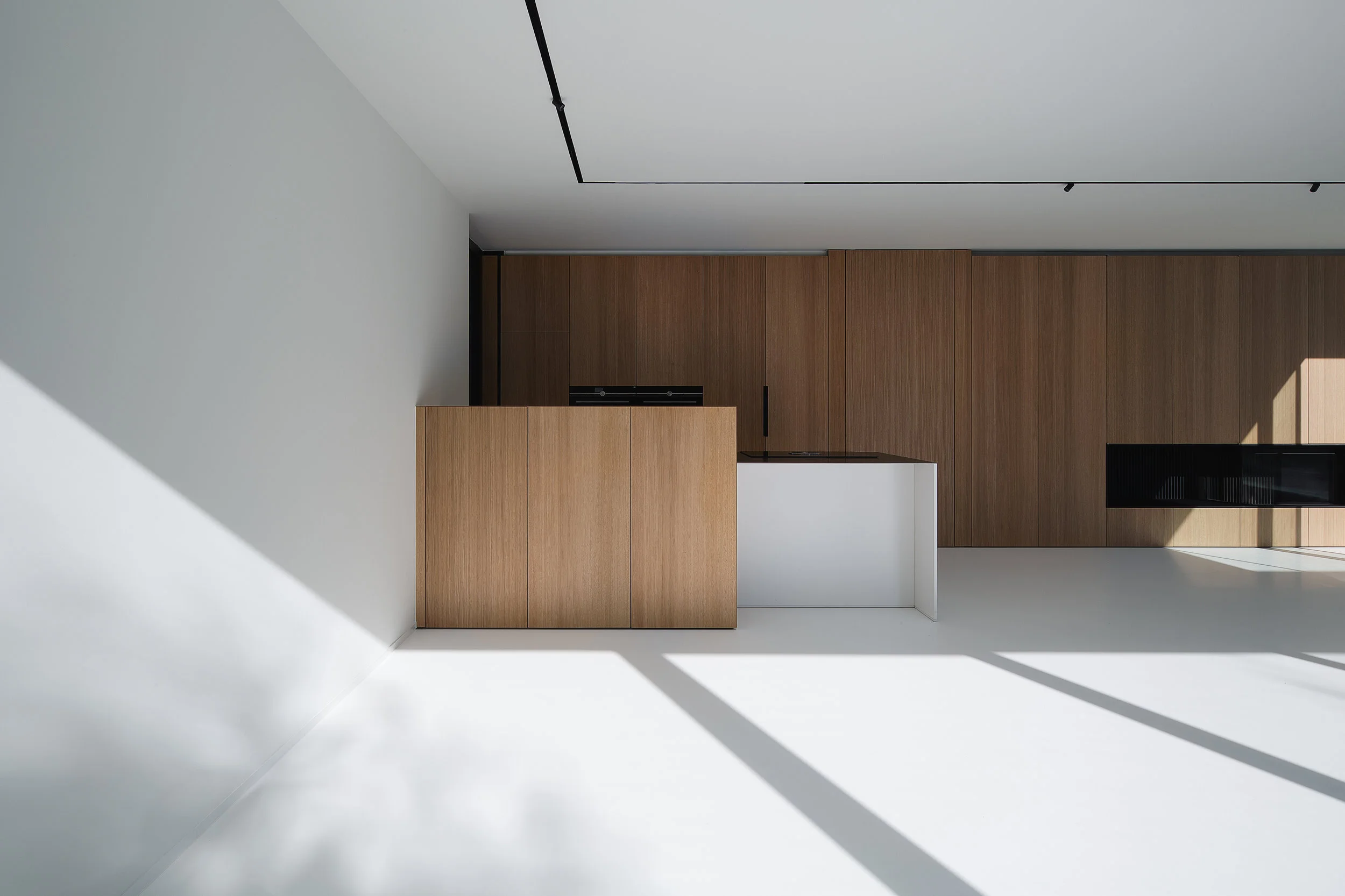 keukenwand in houtfineer als warm accent in witte woning