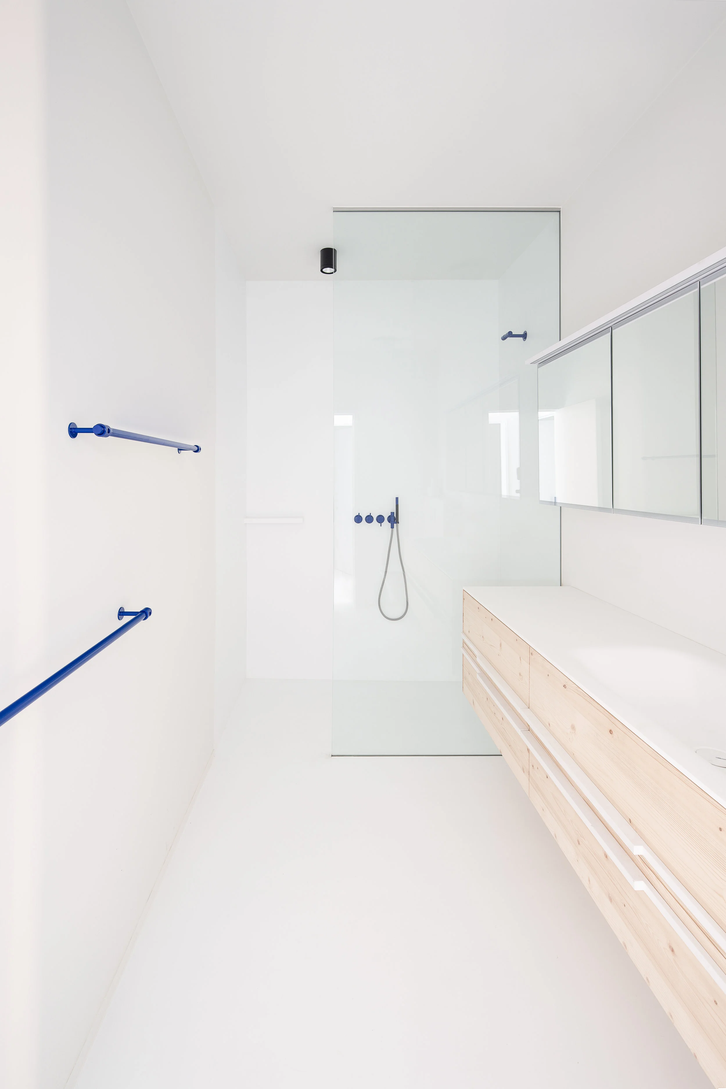 witte badkamer met blauwe accentjes