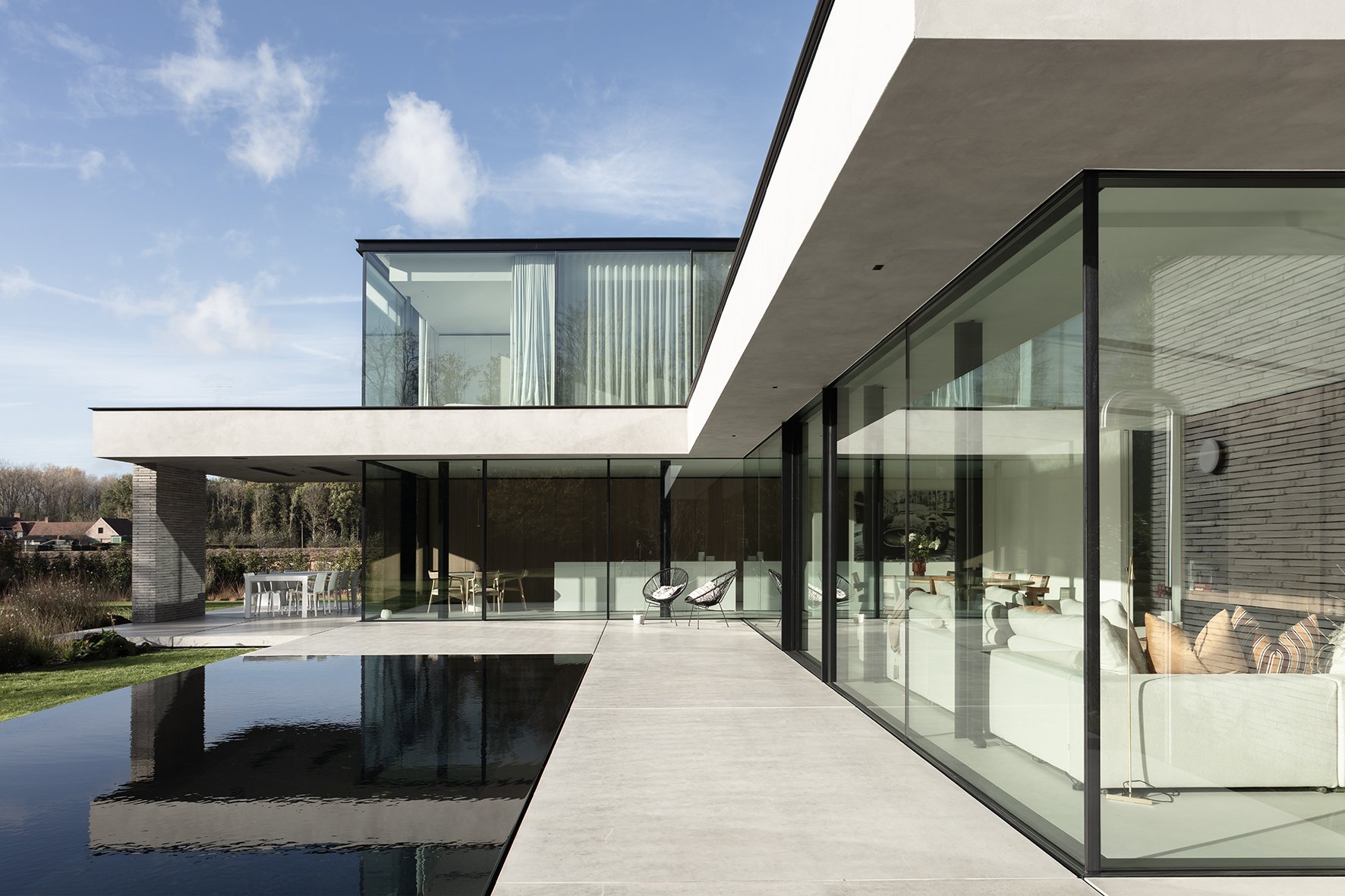 zwembad in lijn met de architectuur