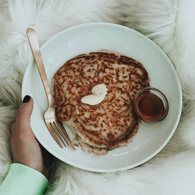 Slow Saturday morning with pancakes in bed by @izacmann 💞🥞