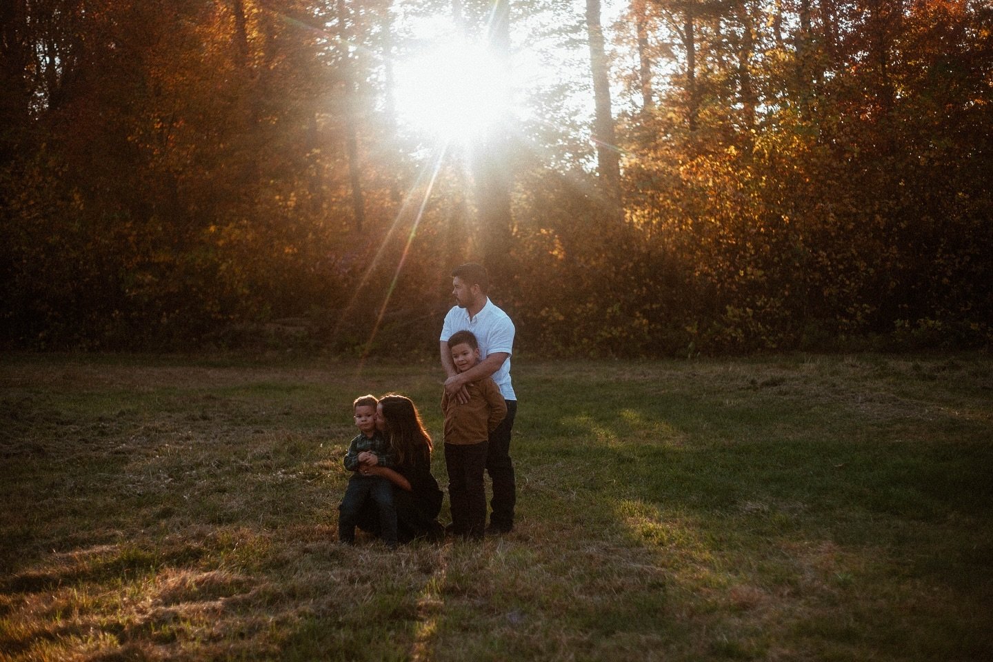 Quiet moments in the Autumn sunlight ✨ 

Thanks @kkfmn for allowing me to photograph your beautiful family! 🤎 

#family #art #autumn #familyphotography