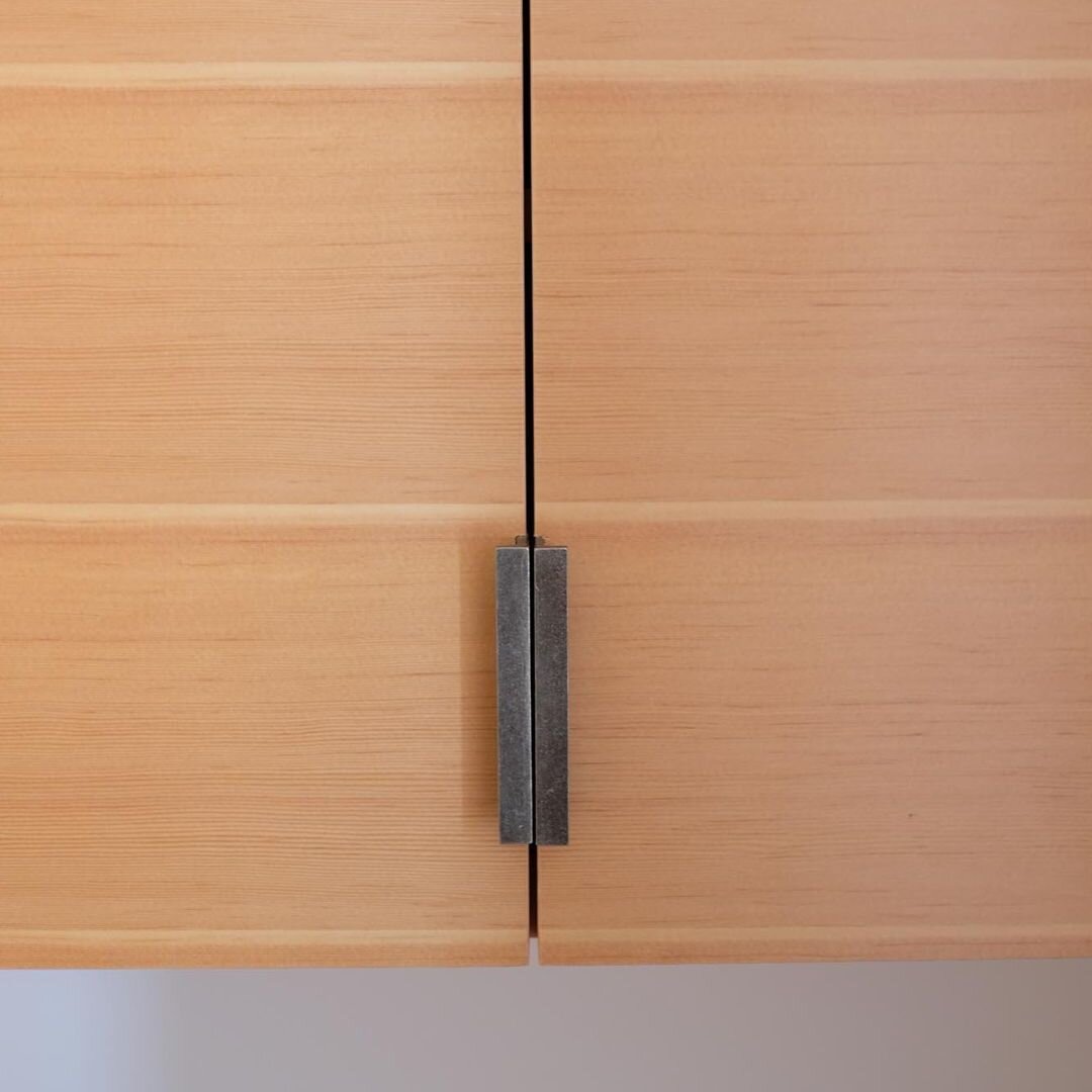 Details // Edge Pull Cabinet Hardware from Sun Valley Bronze. 

#sunvalleybronze #sunvalleybronzehardware #bronzehardware #architecturalhardware  #kitchendesign #bathroomdecor #kitchendecor #cabinets #cabinethardware #luxuryhardware #handmadehardware