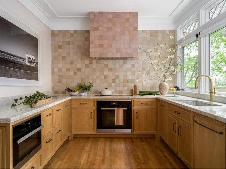 FEATURED PROJECT // San Francisco Tudor 

Design // Leo Cesareo Design &amp; Kirley Architects 
Construction // Jetton Construction
Photography // Christopher Stark Photography

#sunvalleybronze #sunvalleybronzehardware #cabinethardware #bronzehardwa