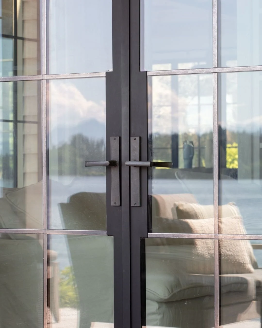 Built to Last // Multipoint Hardware from Sun Valley Bronze.

Architecture // Hoedemaker Pfeiffer
Photography // Ian Eland

#sunvalleybronze #sunvalleybronzehardware #doorhardware #bronzehardware #luxuryhardware #interiordesign