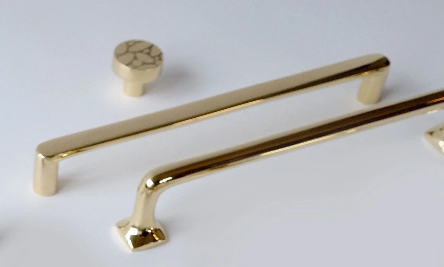 It's in the Details // Brass cabinet knobs and pulls from Sun Valley Bronze. Polished brass. No patina or lacquer applied. 

#handmadehardware #brasshardware #cabinethardware #luxuryhardware #interiordesign #designinspo #sunvalleybronze #sunvalleybro