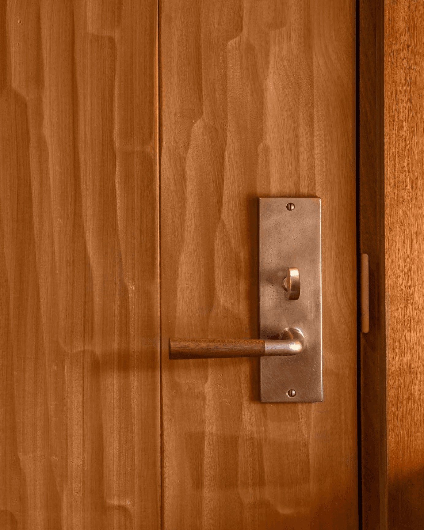 It's in the Details // Sun Valley Bronze Door Hardware

Architect // Land to Living 
Photography // Vance Fox 

#sunvalleybronze #sunvalleybronzehardware #bronzehardware #architecturalhardware #doorhardware #interiordesign #architecture #luxuryhardwa