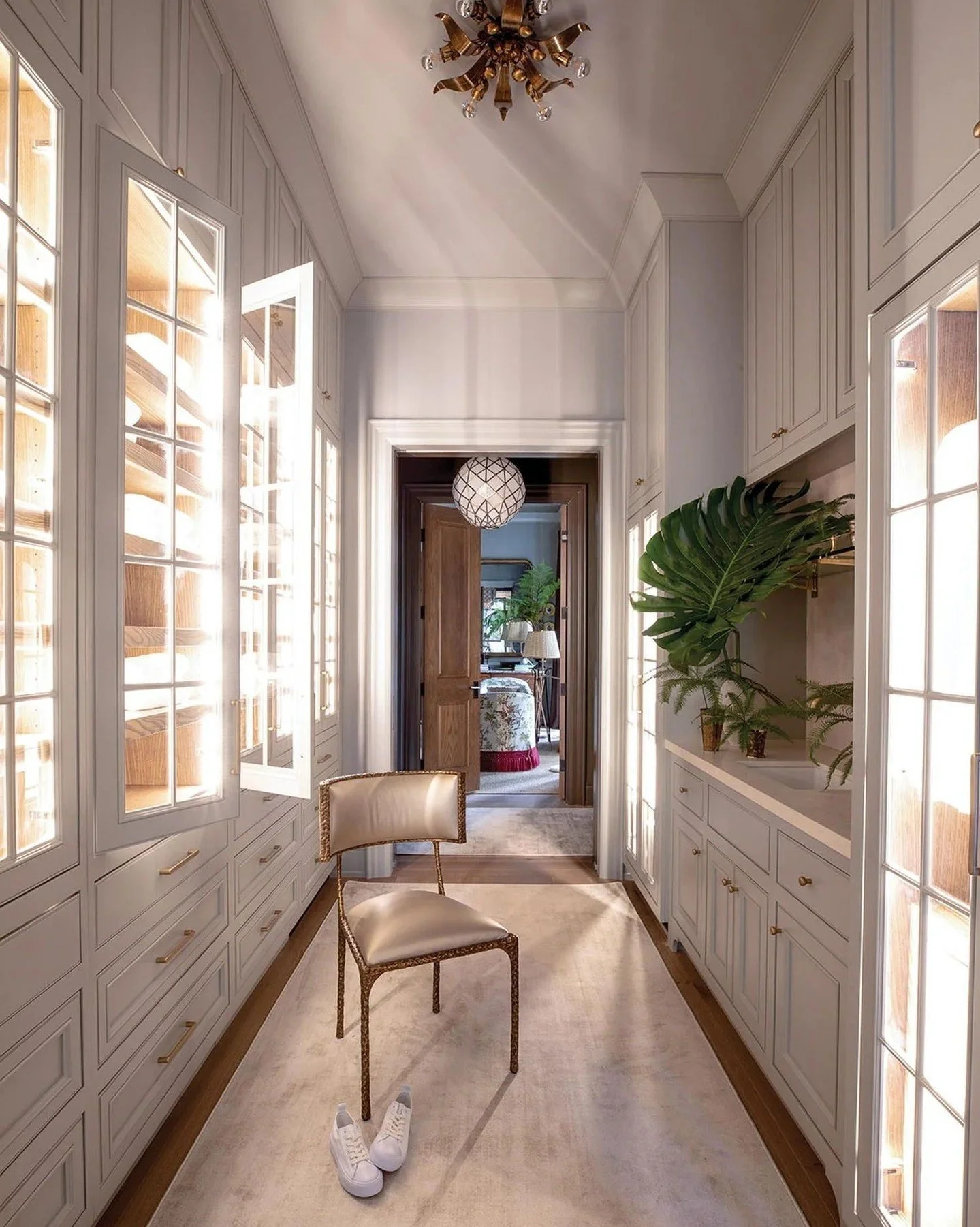 Featured Project // Flower Magazine's Nashville Showhouse

From bold interiors to breathtaking floral design, this home makes a lasting impression. @flowermagazine #flowershowhouse 

Architecture // Pfeffer Torode
Photography // Leslee Mitchell @lesl