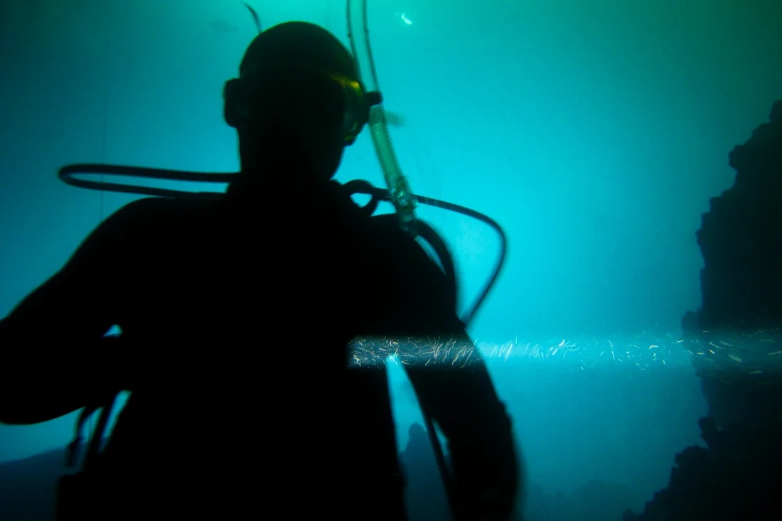 tampa 14; devil's den scuba diving glenn underwater silhoutte flashlight.jpg