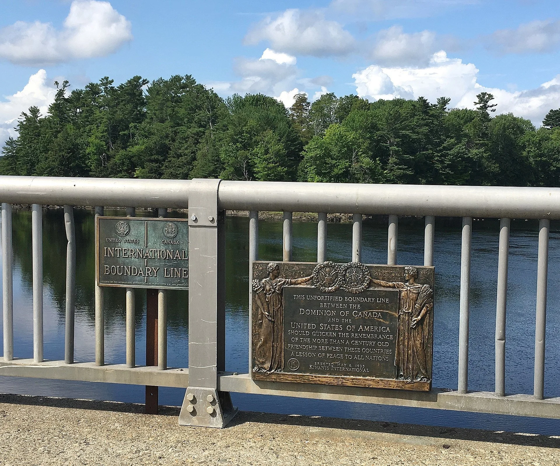 Sign_at_International_Border_between_United_States_and_Canada_-_August_2019.jpg