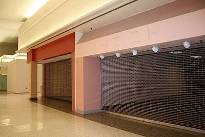 Vacant mall in Arizona, emptied by Amazon.