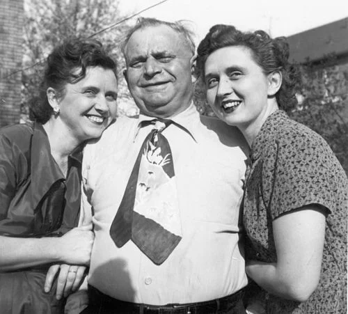 500px-1953_wide_tie.jpg