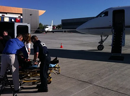 440px-Gulfstream_Air_Ambulance_being_loaded_with_patient_by_medics_and_nurses_for_a_Mercy_Jets_medical_transport.jpg