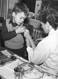 SEKLET-VETENSKAP-50 Poliovaccineringen inleds i Sverige 1957. Sjukdomen kallades ocks� f�r barnf�rlamning tills den upptr�dde �ven hos vuxna. Den senaste stora epidemin i Sverige var 1953. Bilden visar skolsk�terskan Birgit Rutberg som ympar Nils Birger Linderholm den 1 feb 1957.
Foto: Ingemar Berling Kod: 5/9909 COPYRIGHT PRESSENS BILD