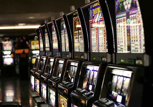 Las_Vegas_slot_machines.jpg