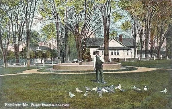 Gardiner’s Park and Palmer Fountain in 1909. Melted down for the World War I war effort, the bronze statue was later replaced.