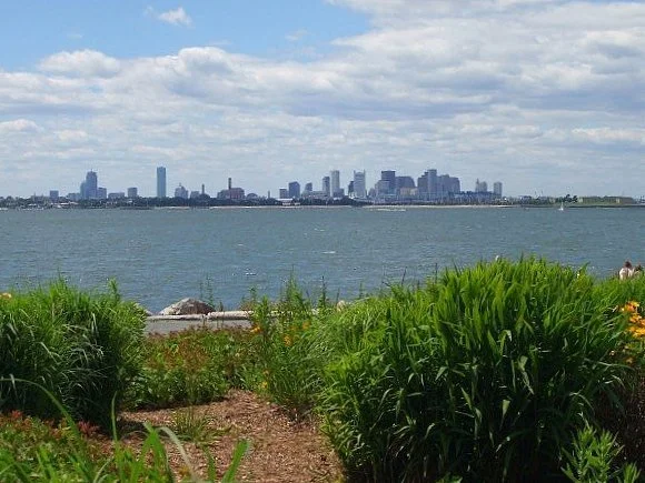 Heating cities by extracting warmth from cold ocean water