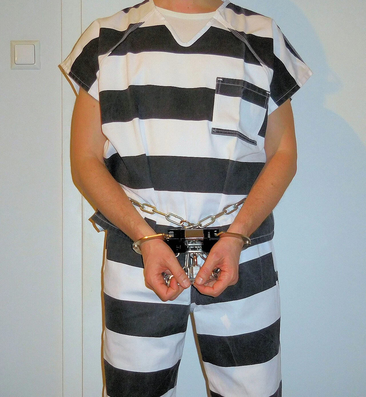 Inmate_uniform_(striped) (1).jpg
