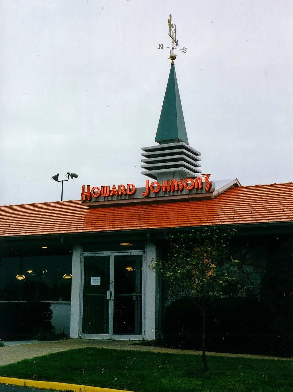 Howard_Johnsons_restaurant_1999_PA_entrance.jpg