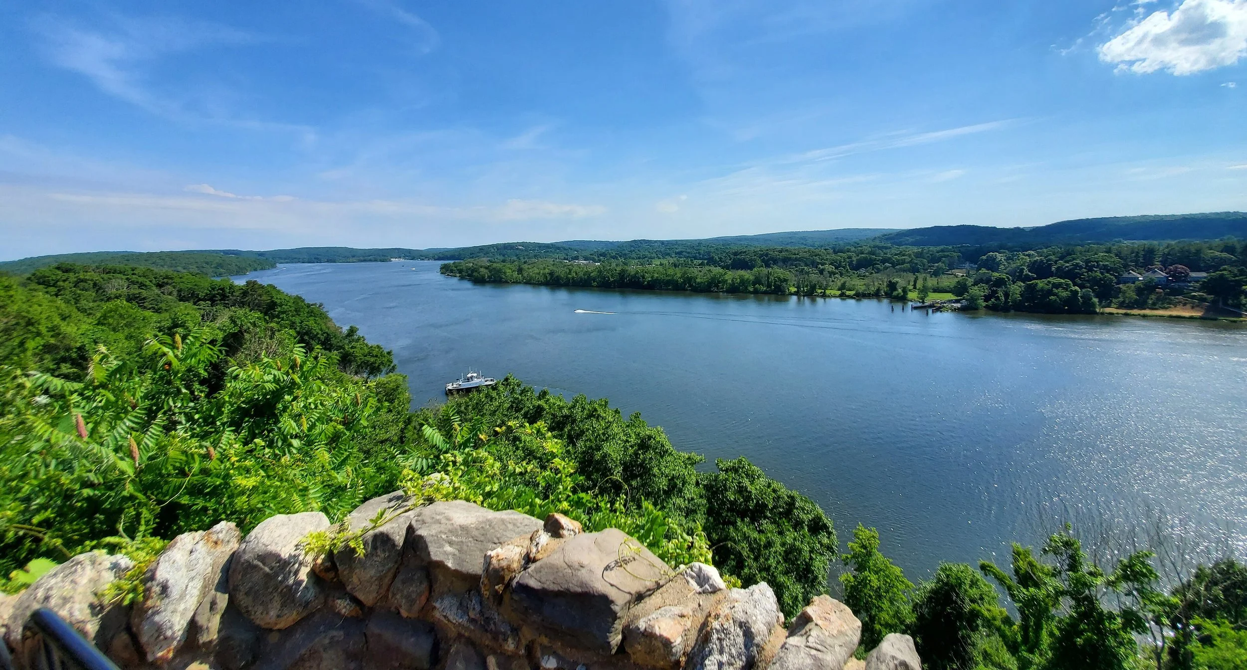Connecticut_River_From_Gillette_Castle.jpg