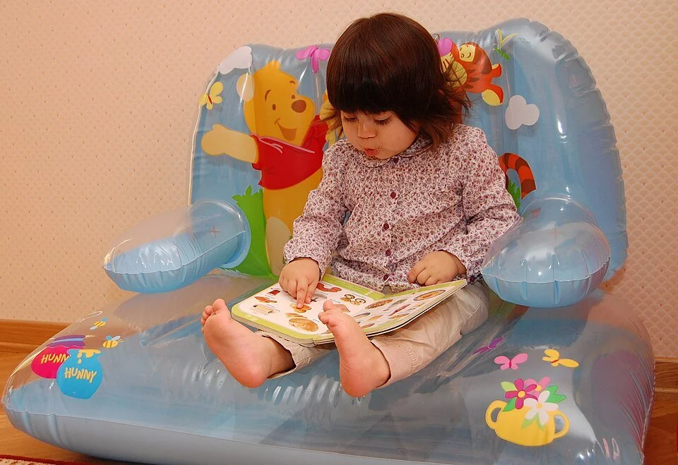 Az_girl_reading_a_book._e-citizen (1).jpg