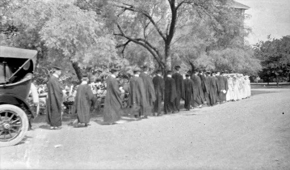 Line_of_young_people_at_a_commencement_ceremony.jpg