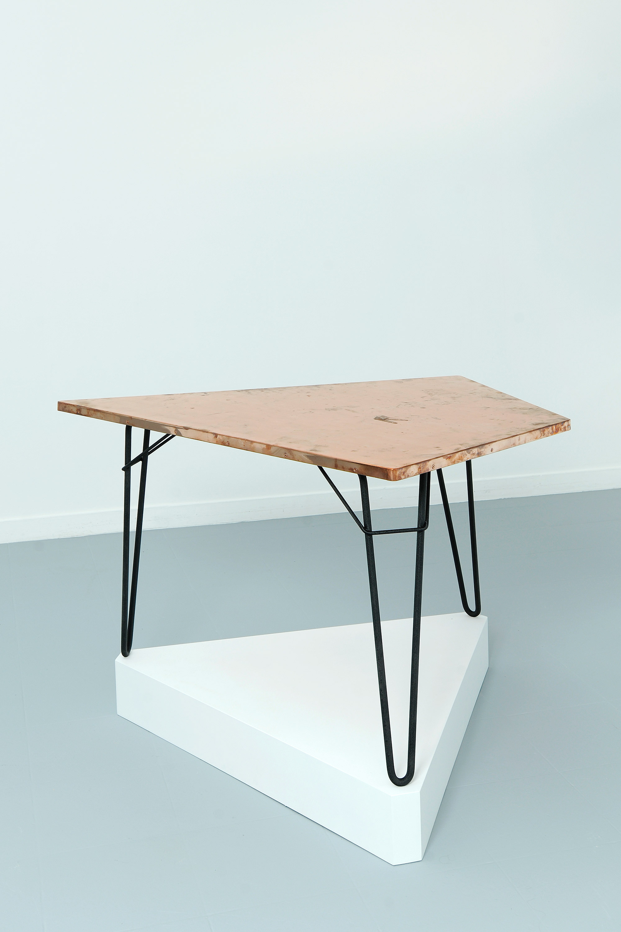   Copper Surrogate (Table: designed by Willy Van der Meeren, 1958; Galerie Rodolphe Janssen, Brussels, Belgium, August 10th–September 2nd, 2011)    2011   Polished copper table top and powder-coat steel  Table: 39 3/4 x 26 1/2 x 1 inches   Diapositiv