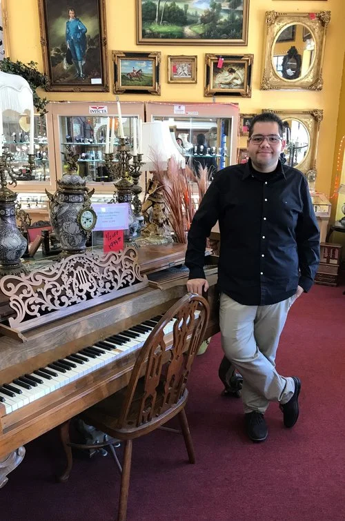 MARCO DE LA TORRE Watch specialist, gemstone and diamond buyer. Oversees online sales, shipping, and contributes to daily operations of storefront. 