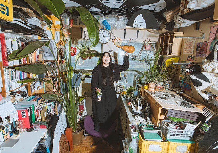 Have you ever wanted a glimpse inside the mind of an artist?!
⠀⠀⠀⠀⠀⠀⠀⠀⠀
Pictured is artist Ness Lee @nessleee in her Toronto studio where she makes artistic chaos and creativity look effortless. During our shoot, I had her take a break to dust off th