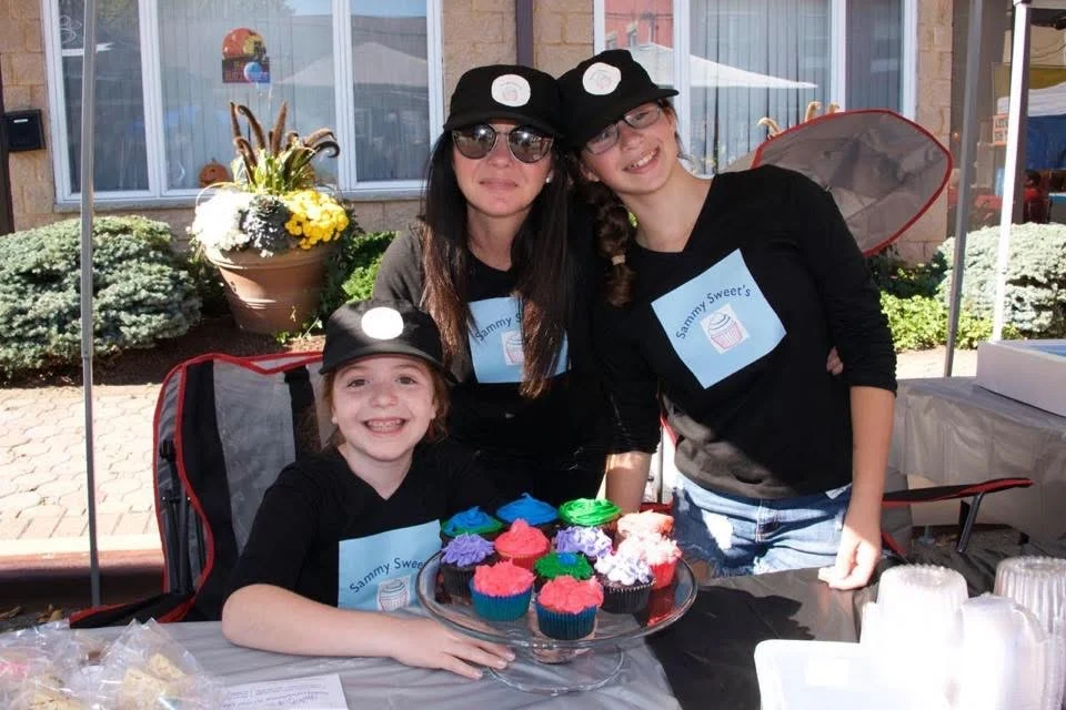 Samantha and her crew with their delicious cupcakes