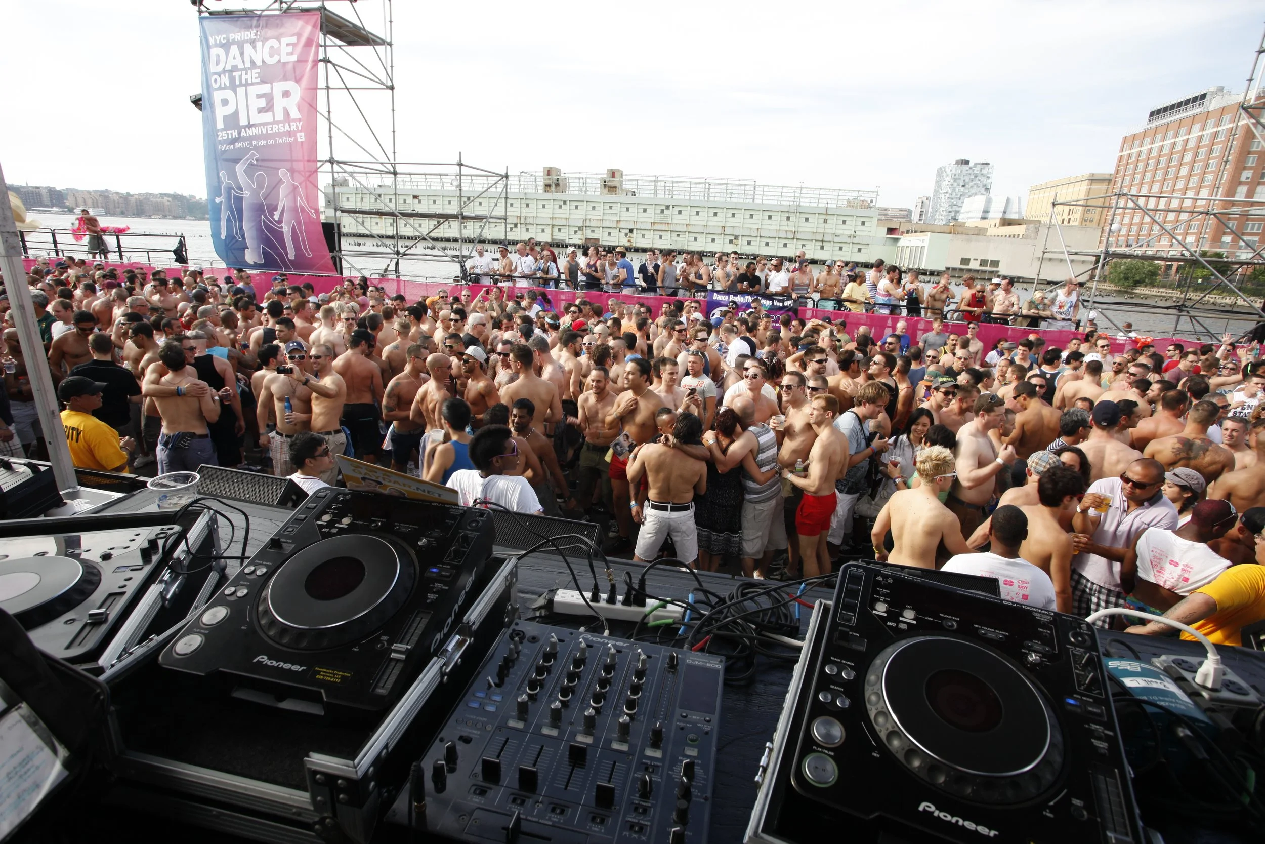 Pier Dance NYC Gay Pride 2011 10; Crowd Shot.JPG