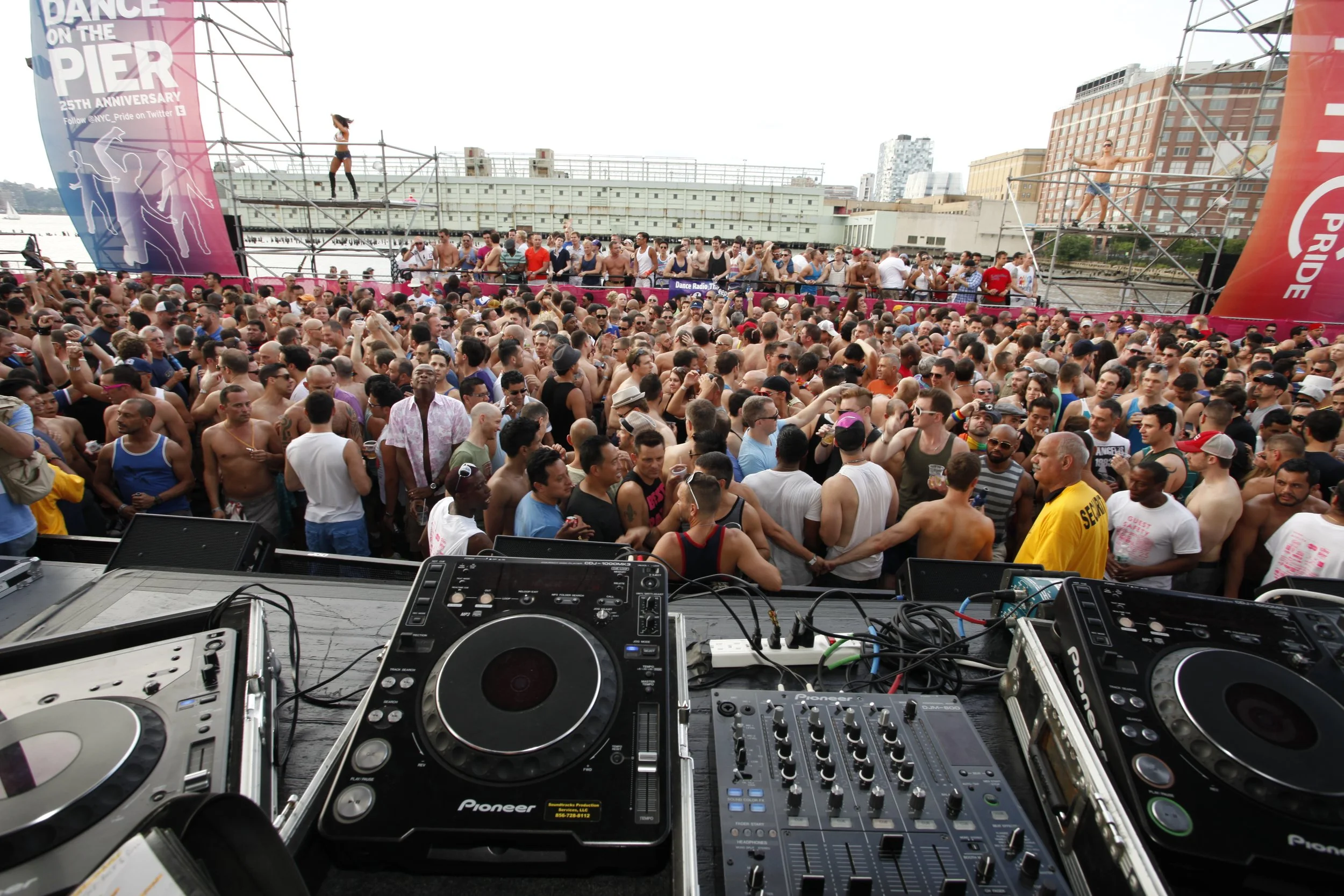 Pier Dance NYC Gay Pride 2011 15; Crowd Shot.JPG
