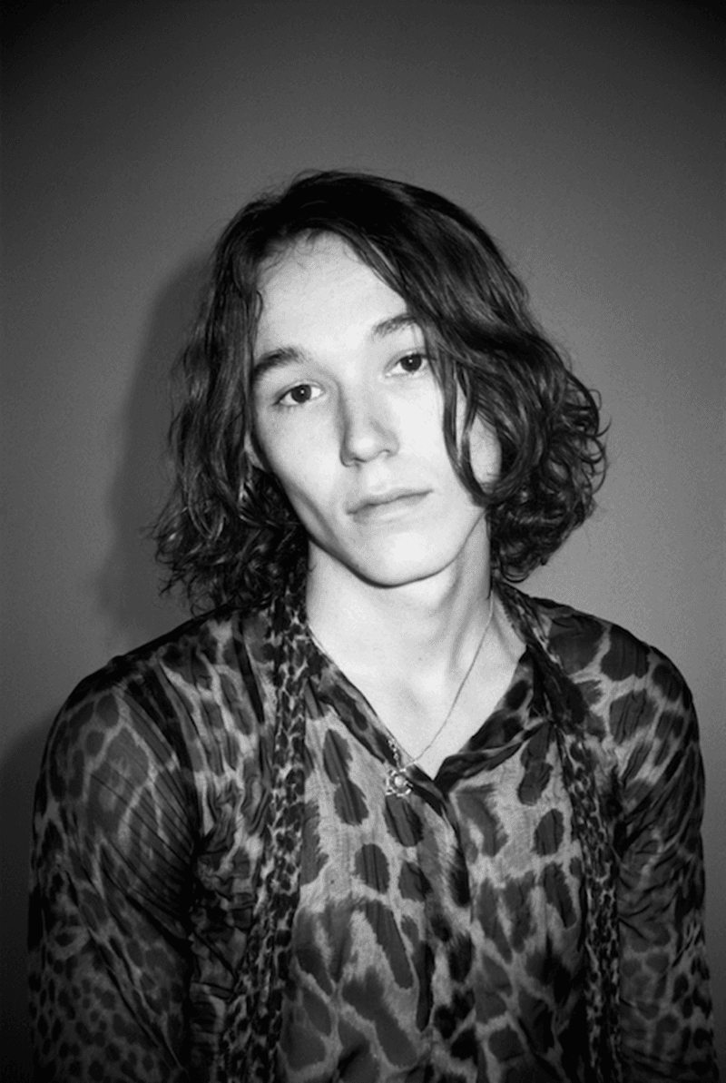 VOGUE HOMMES FW18 GRAY SORRENTI GRO CURTIS 1.png