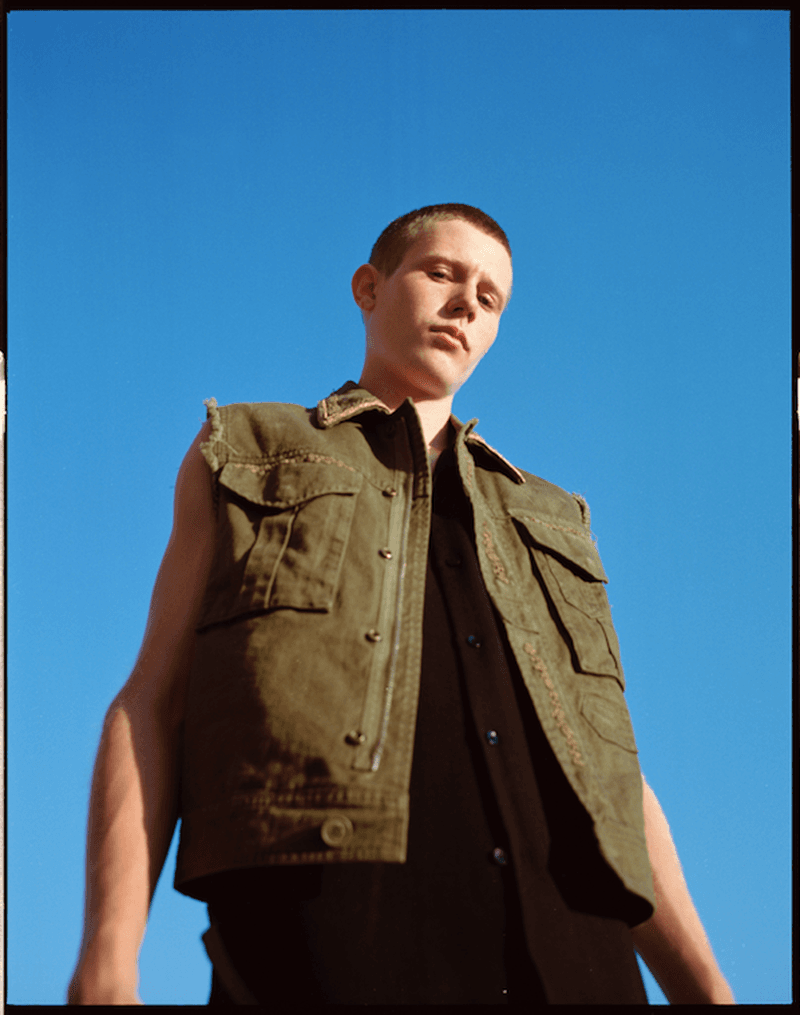 VOGUE HOMMES FW18 GRAY SORRENTI GRO CURTIS 7.png