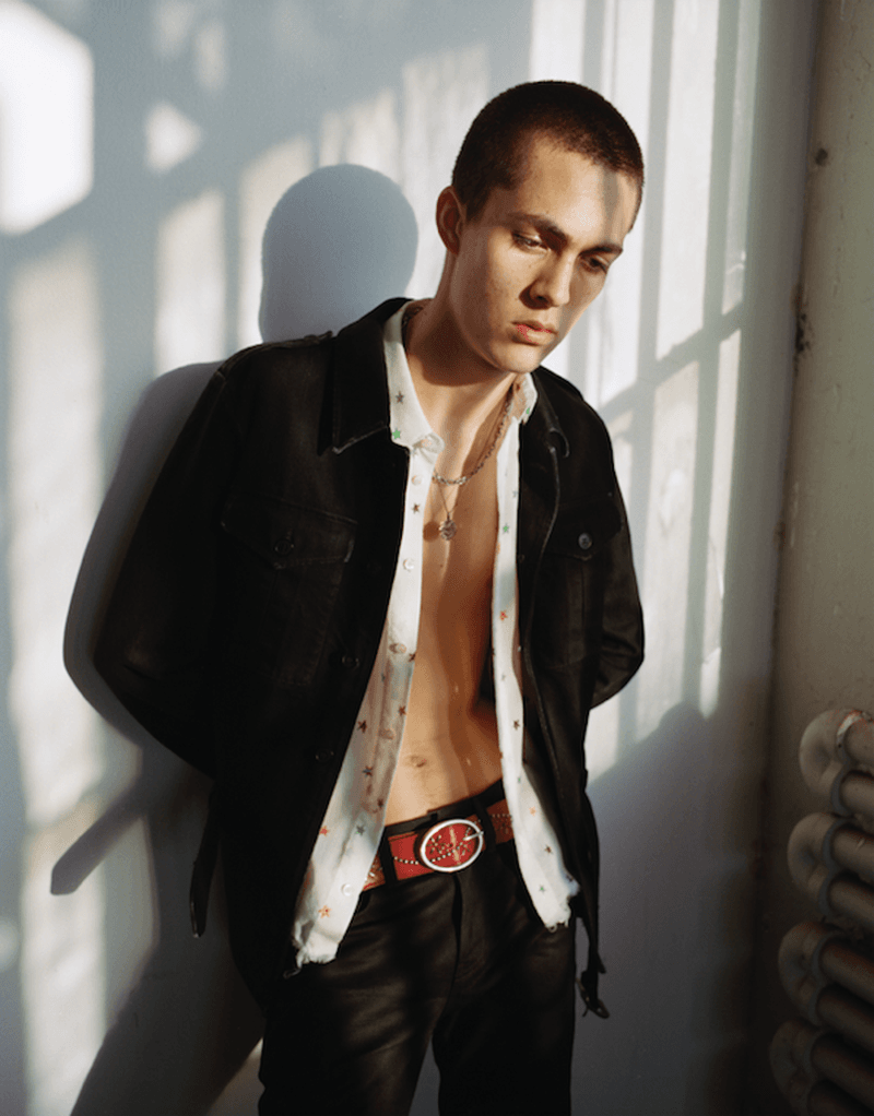 VOGUE HOMMES FW18 GRAY SORRENTI GRO CURTIS 11.png