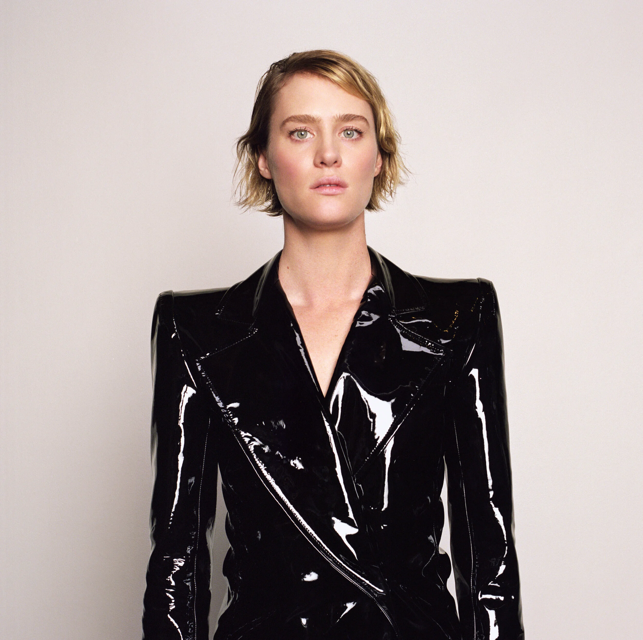 HEROINE Mackenzie Davis 1.jpg