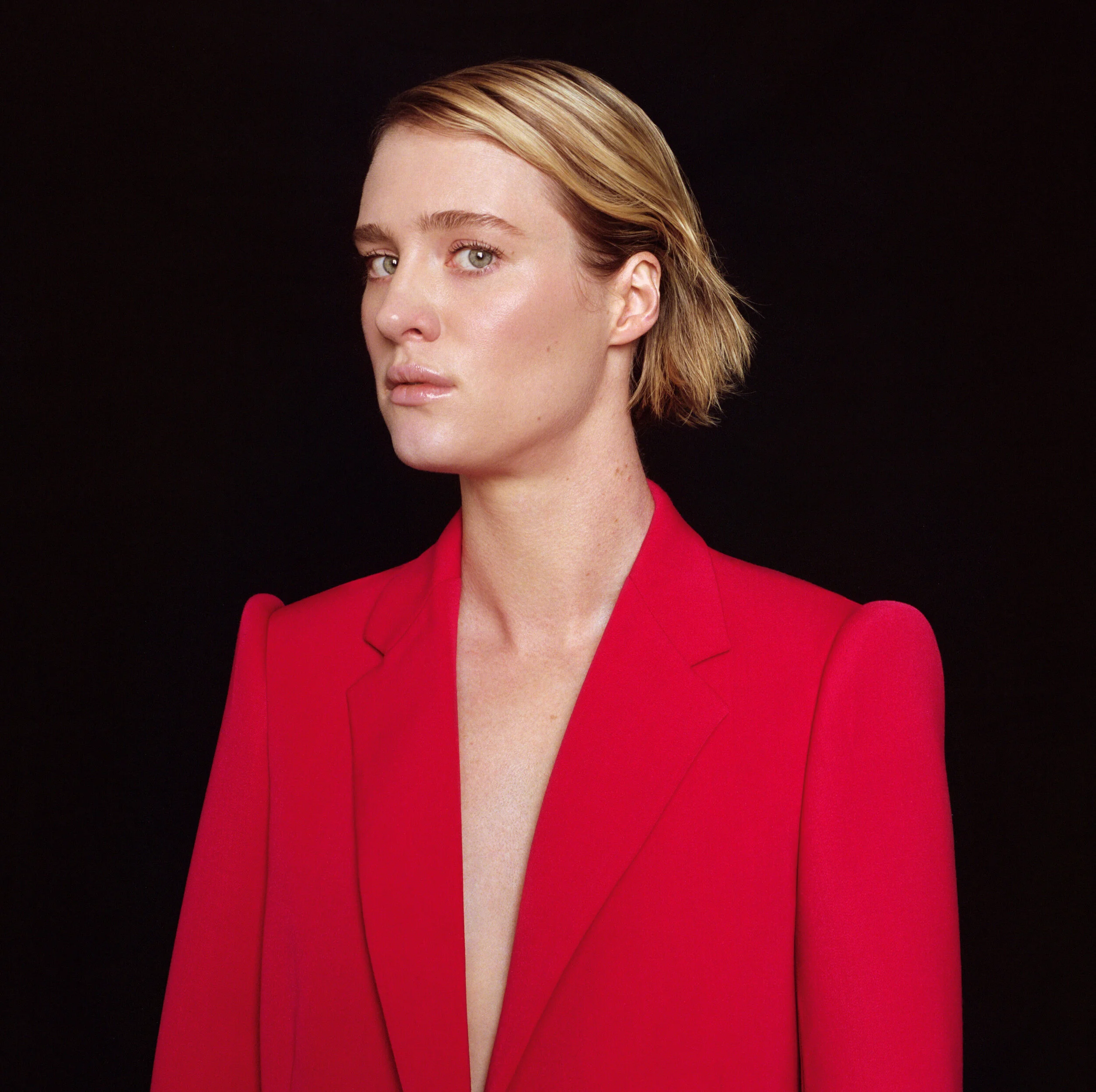 HEROINE Mackenzie Davis 2.jpg