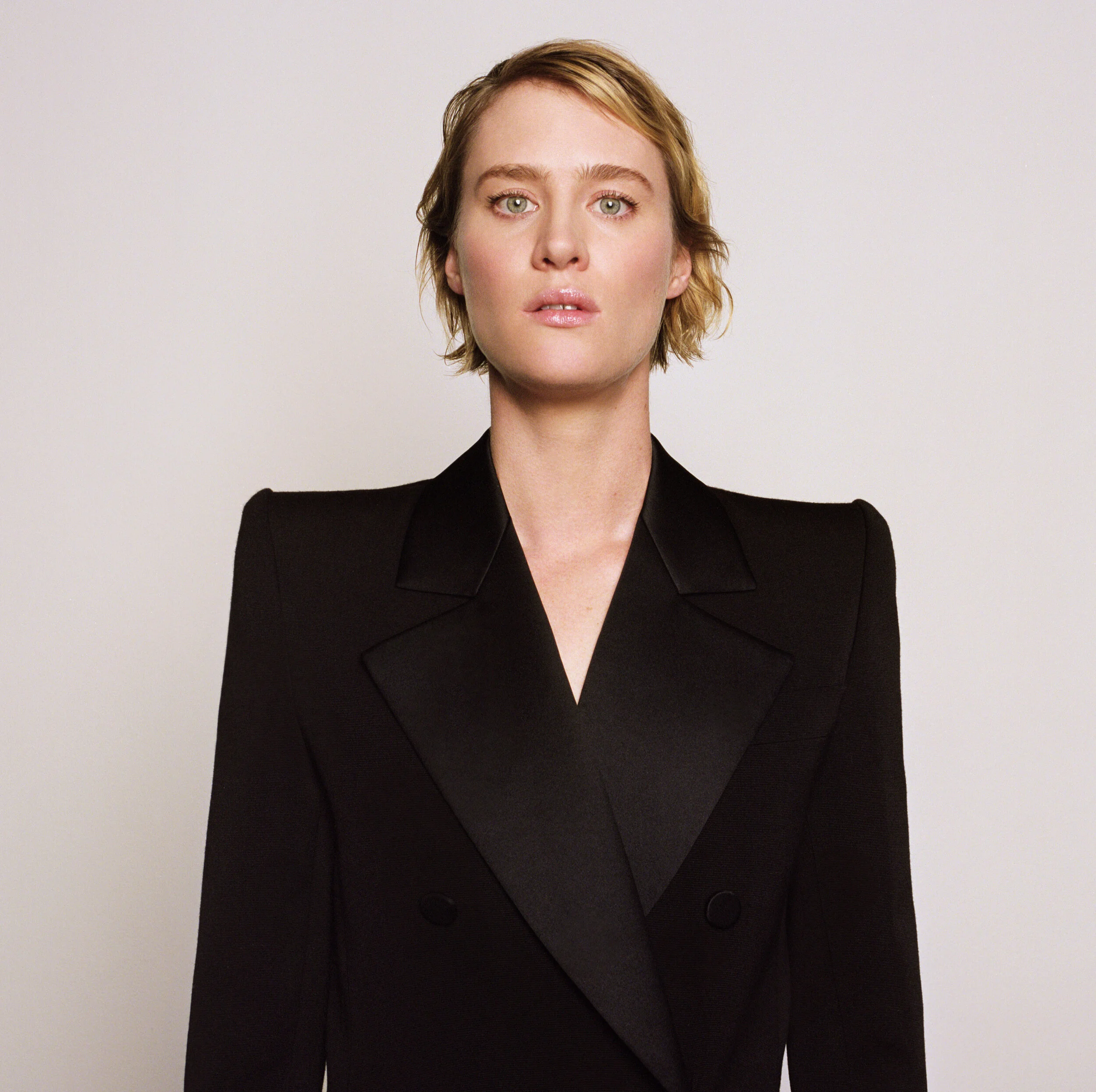 HEROINE Mackenzie Davis 7.jpg