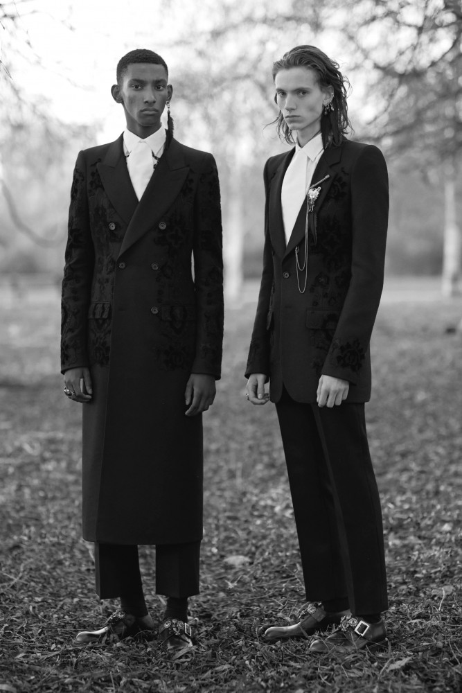 ALEXANDER-MCQUEEN-FW17-HERO-2-667x1000.jpg