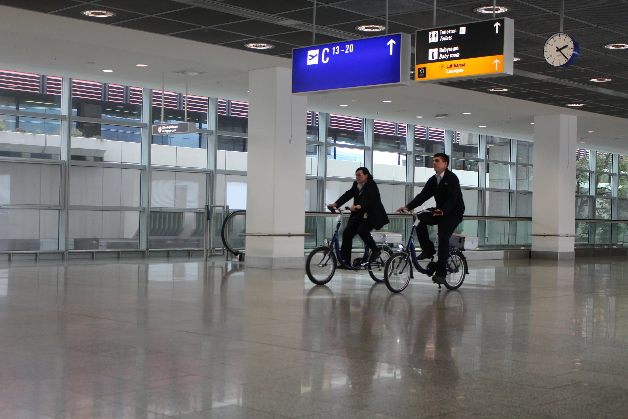 A l'aéroport de Francfort le staff se déplace à vélo! 