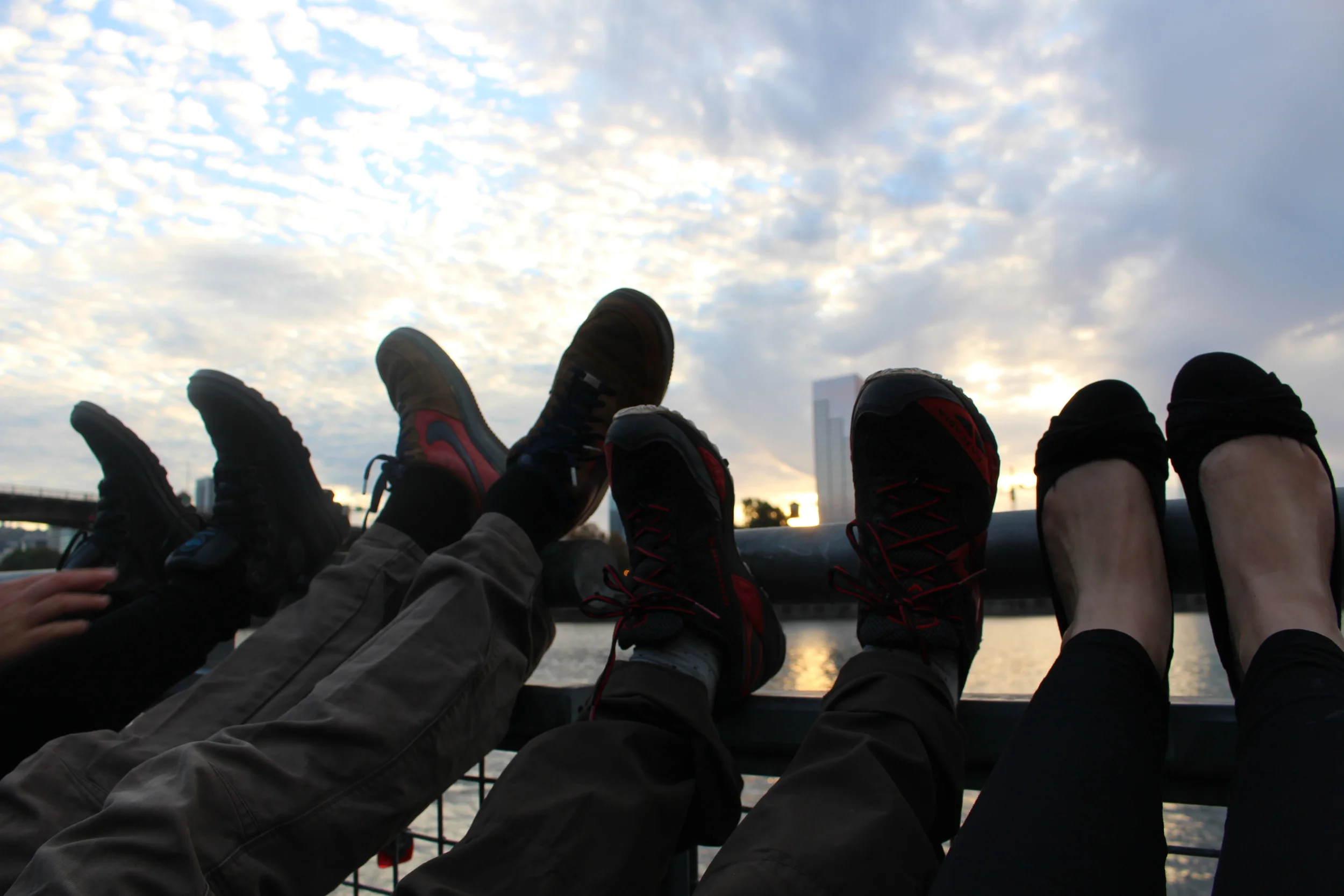 Discussions philosophiques devant un coucher de soleil