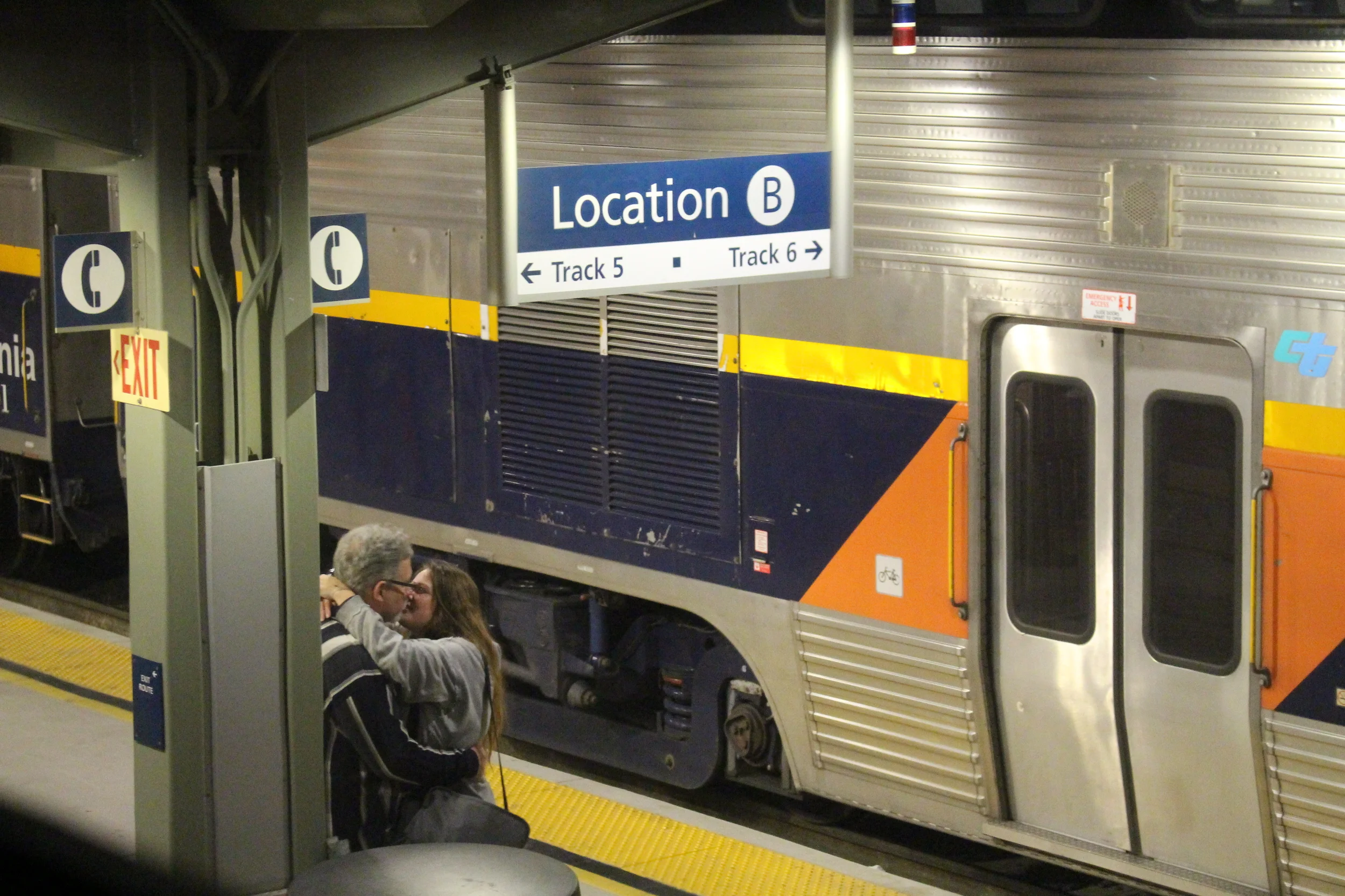 Couple d'inconnus qui se disent aurevoir sur le quai d'une gare quelque part entre San Francisco et Seattle