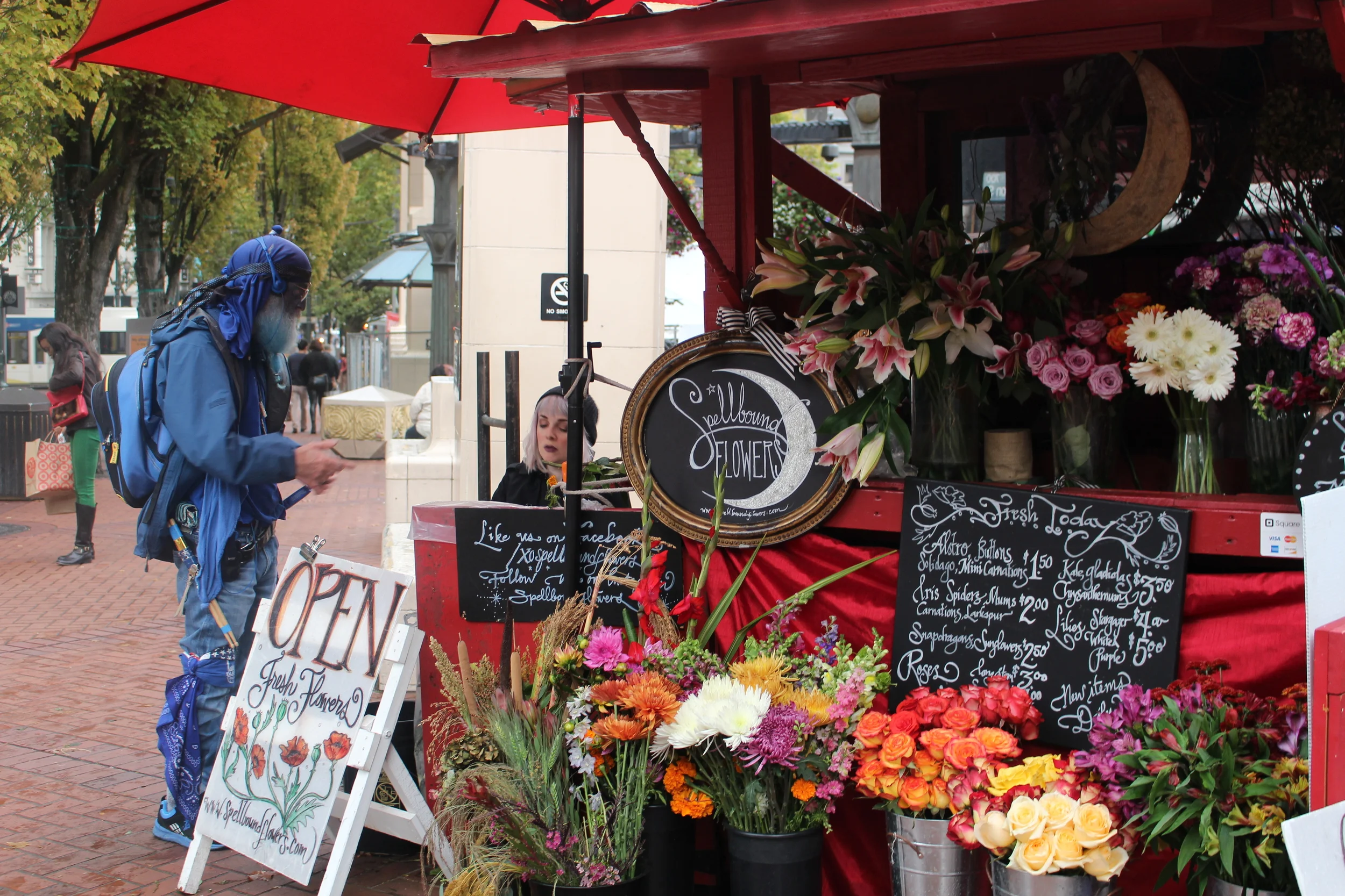 Homme bleu achetant des fleurs, @Portland