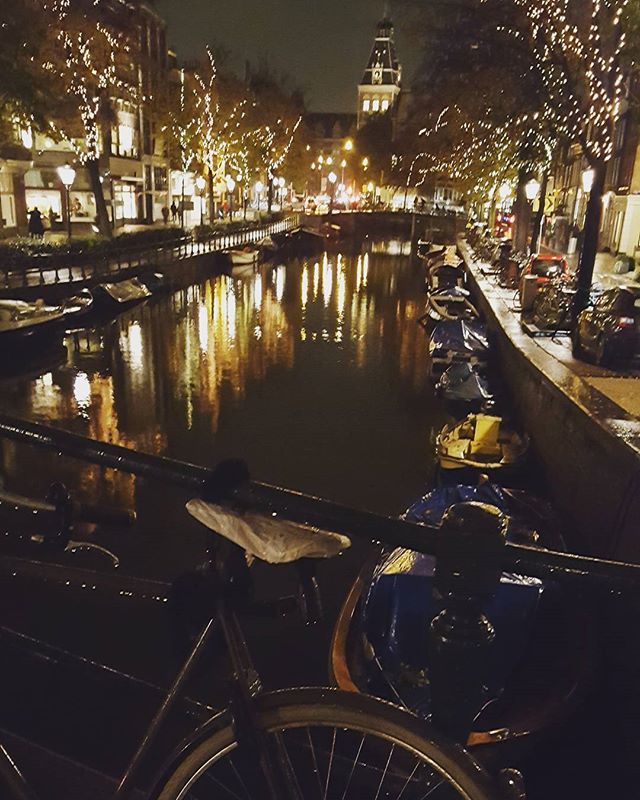 La magie d'Amsterdam! ~~ 😊 Je pense s&eacute;rieusement y emm&eacute;nager apr&egrave;s Londres hehe^^ #amsterdam #voyage #blogueuse #voyageur #expat #velo #canal