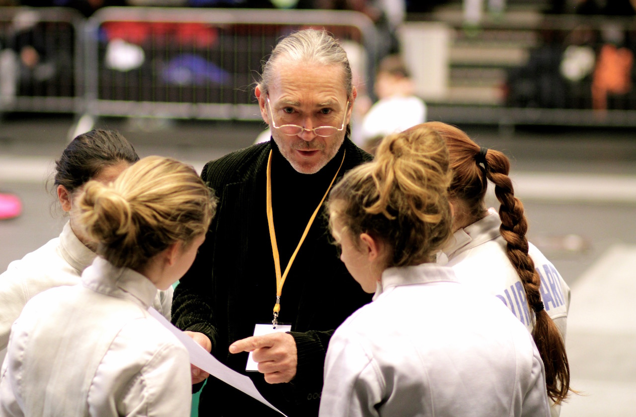 Gabriel Nielaba instruiert die Cadettes. 