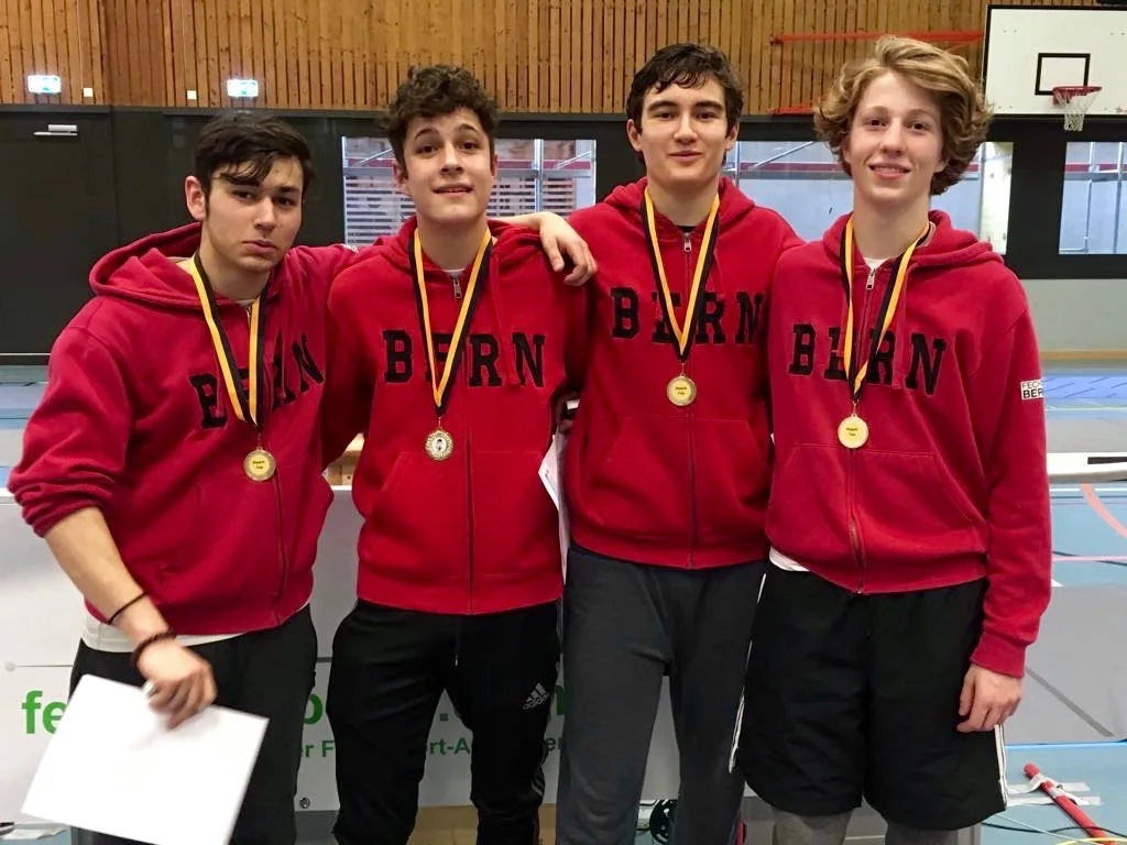 Gold für Jonathan Fuhrimann (ganz rechts) und das Team der Berner Cadets am Mannschaftsturnier in Küssnacht, Frühling 2018.