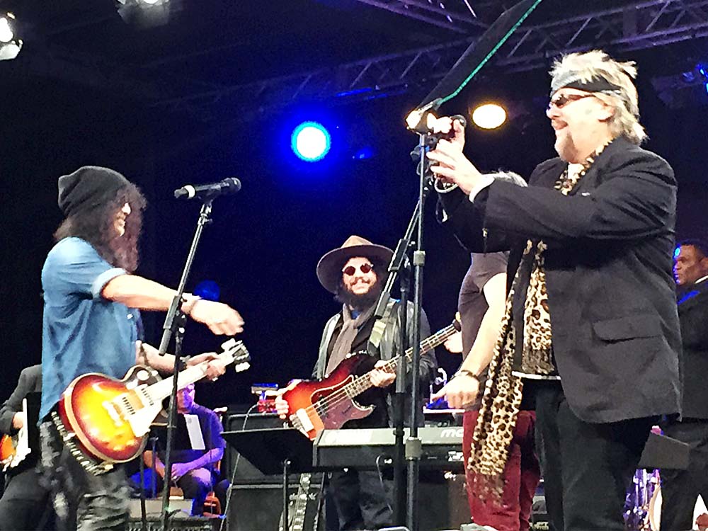David sings with Slash on guitar at the 2015 NAMM Show TEC Awards in Slash's honor