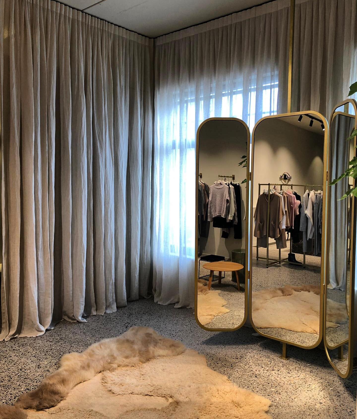Cover entire walls with fabric and you&rsquo;ll end up with a very cozy and intimate room 🌟 💫
