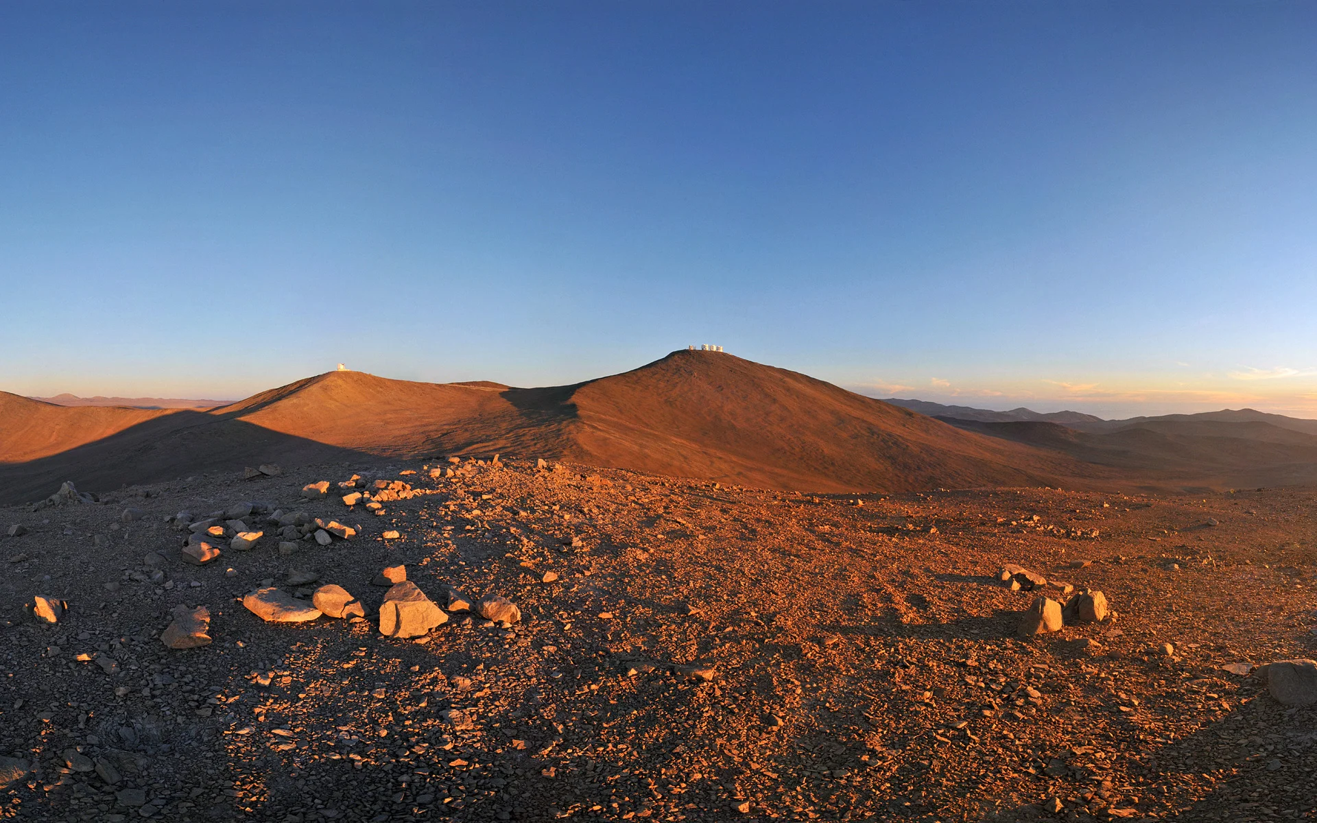 Sun,_Moon_and_Telescopes_above_the_Desert_(wallpaper).jpg