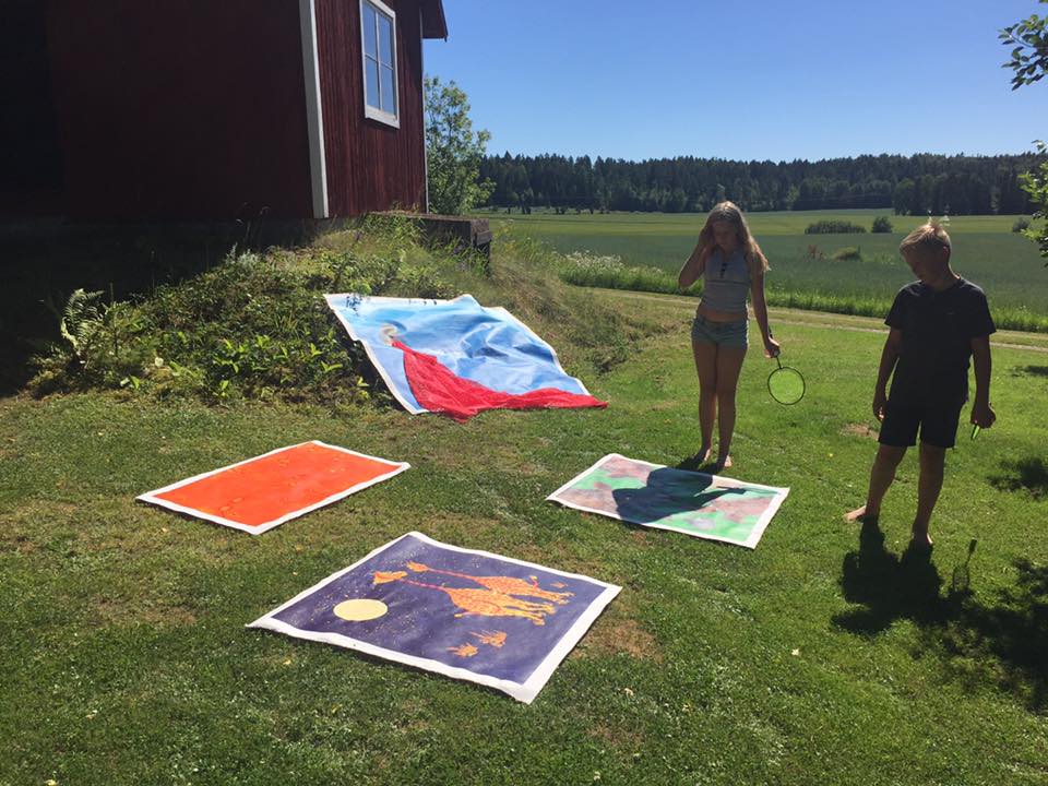Förhandsvernissage för en ung och kräsen publik under högsommaren.