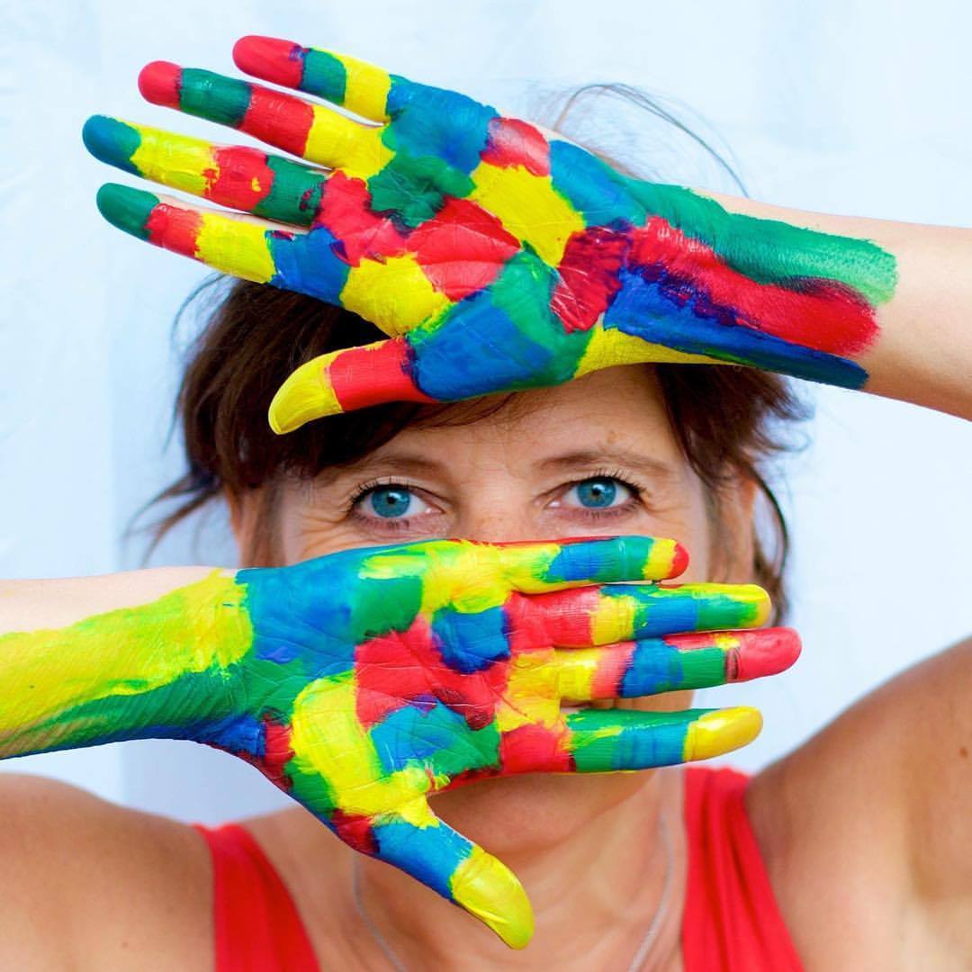 Anna-Karin Lingham, artist. Photo: Lars Ahlstrand Hand painting: Karin Larsson
